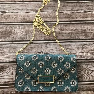 Small clutch with chain